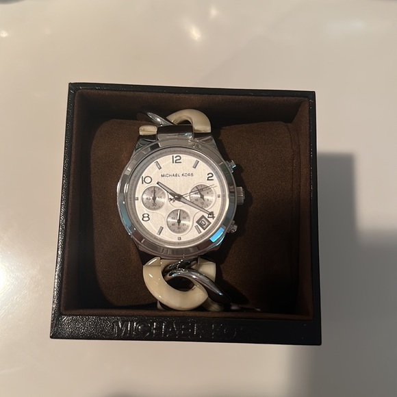 Michael Kora Women’s Chain link watch - Picture 6 of 7